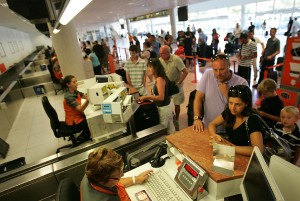 Pasajeros_facturando_aeropuerto_L_Altet[1]